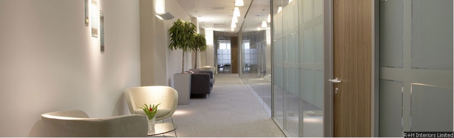 Frameless Dry Vertical Jointed System with Ghost Post Mullions